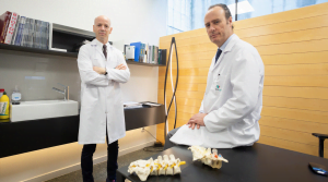 el-neurocirujano-pablo-clavel-junto-a-sebastien-charosky